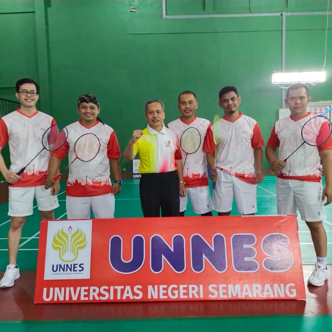 Foto bersama tim badminton FIS UNNES bersama dengan Dekan FIS UNNES sekaligus Ketua Panitia Dies Natalis UNNES Ke-57
